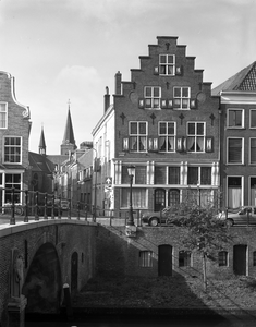 815487 Gezicht op de voorgevel van het pand Oudegracht 321 te Utrecht met links de Geertestraat en links op de ...